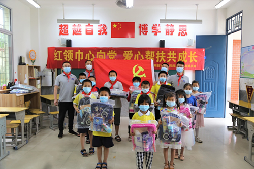 紅領(lǐng)巾心向黨，愛(ài)心幫扶共成長(zhǎng)，開(kāi)展愛(ài)心助學(xué)捐贈(zèng)活動(dòng)